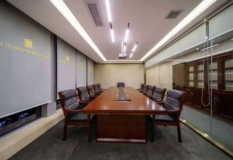 鄭州律師事務(wù)所裝修如何營(yíng)造專業(yè)感？胡桃木+黃銅 